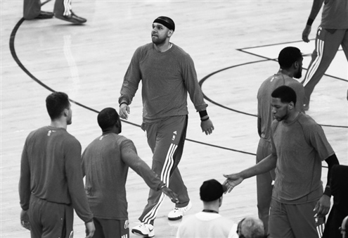 快船球员赛前热身T恤反穿抗议老板种族歧视(图)