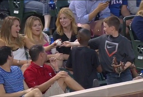 С�к����򳡹�Ȼ���õ����ֱ��ת����Ů��ͼ��