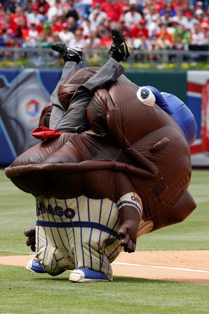 MLB吉祥物庆生搞笑一幕怪兽球场“吞”裁判(图)