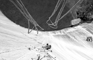 瑞士大坝被改成攀岩墙攀爬时可赏阿尔卑斯山