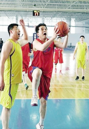 55岁毕福剑参加篮球表演赛一人独砍73分(图)