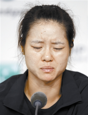 李娜被卡洛斯怒批不职业发布会上表情痛苦(图)