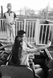 王励勤疑似新恋情玩欢乐谷有神秘女子陪同(图)