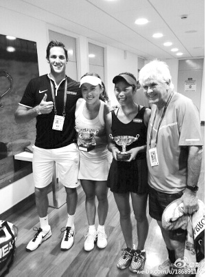 彭帅微博晒奖杯 球迷齐赞"海峡组合"太美丽(图)