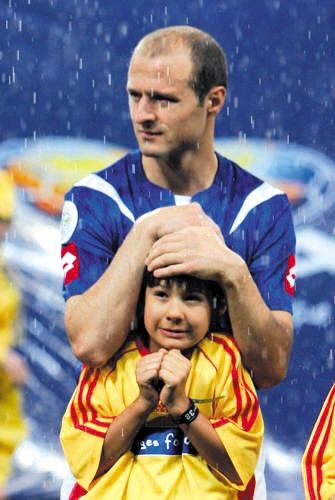 被幸福笼罩球童 球员为小球员挡风避雨(图)