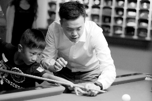 傅家俊开公益台球课称愿意与小球迷切磋(图)