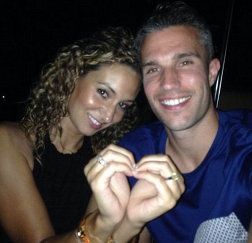 范佩西晒与妻子度假照 摆心形造型秀恩爱(图)