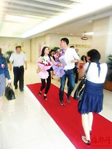 刘翔今日领证?与一知名女子出现在民政局(图)