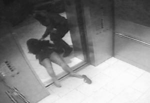 NFL球星一拳打飞2000万将女友拖出电梯(图)