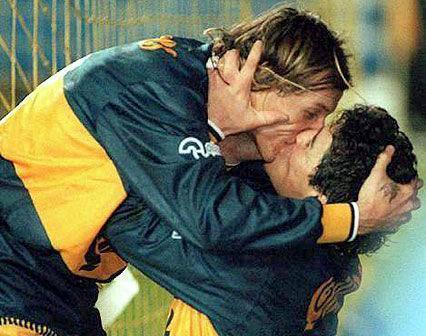 马拉多纳与卡尼吉亚热吻.图片来源:央视网