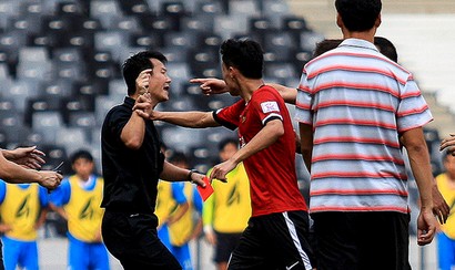 资料图:森科球员围攻裁判.图片来源:天府早报.