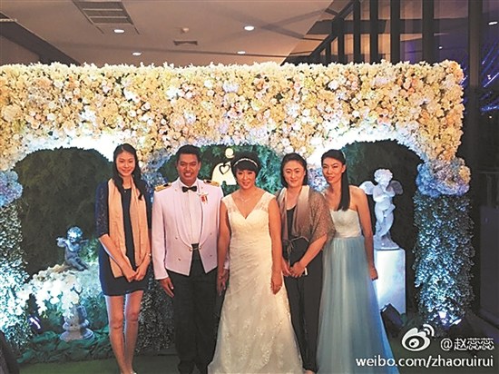 赵蕊蕊(左一)领衔昔日女排黄金一代出席