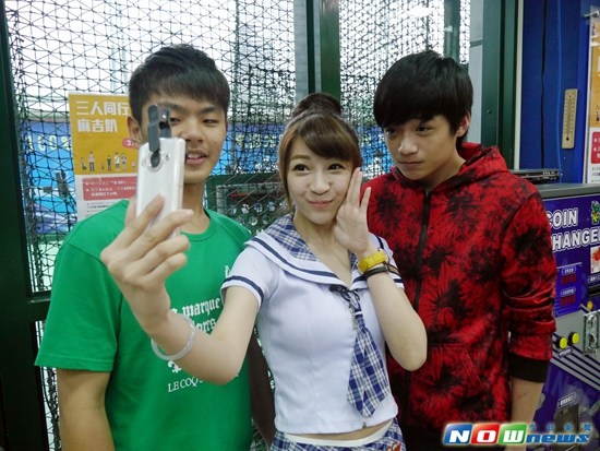 举牌女郎与宅男合影留念 钟情nba与台球(图)