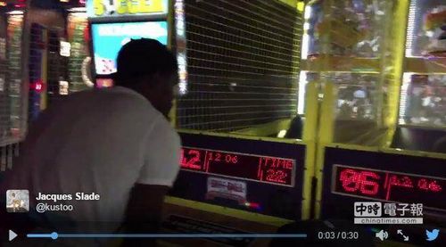 杜兰特游乐场陪孩子玩投篮游戏伤势似有所好转