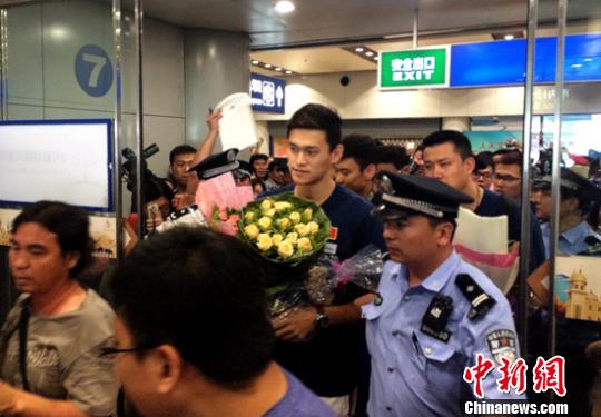 近千粉丝围堵孙杨宁泽涛教练谈孙杨退赛:身体为重