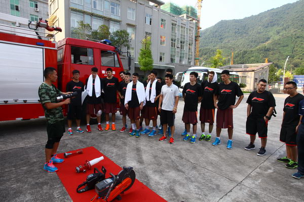 CBA公益西部行:重庆翱龙队员体验消防员高空作业