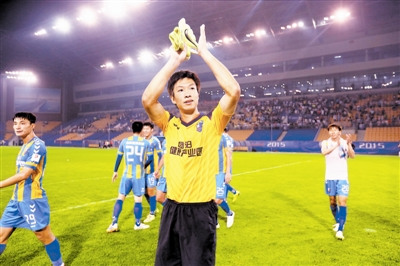 松江门将力拒点球发挥神勇杨君:就喜欢大场面