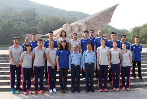 中国女排接受爱国主义教育缅怀空军英烈奋斗事迹