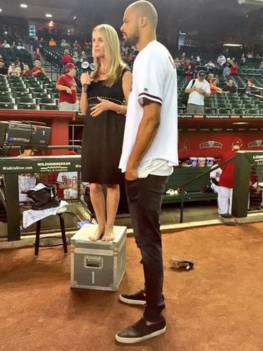 美女记者与钱德勒身高差距大光脚站箱子上采访