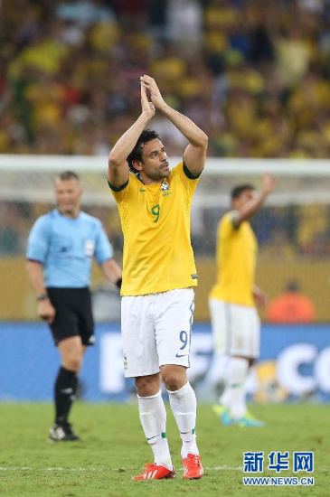 巴西前国脚被球迷扔易拉罐弗雷德常被当泄愤对象