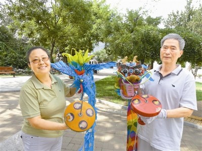 天津老人自制“龙头”空竹拉老伴抖空竹健身(图)