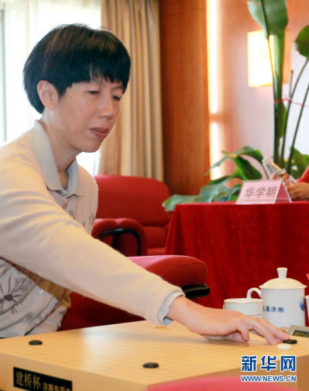 芮乃伟书画在圈内小有名气写字是她最主要消遣