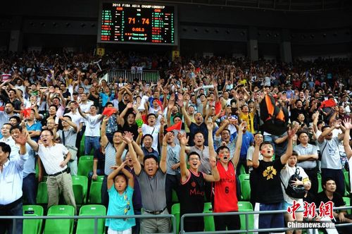全场球迷高唱国歌给男篮打气终场前54秒终反超