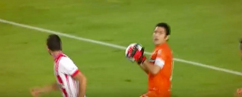 墨西哥联赛搞笑进球:门将扔球砸对手后脑勺进球