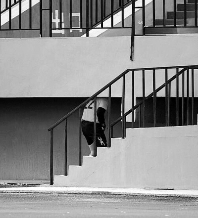 中丙门将赛中突然到场边小便被主裁判黄牌警告