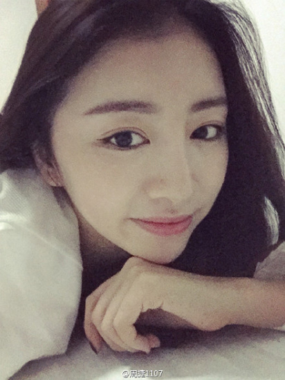 周捷自拍美照大眼迷人 网友:不同角度都很美