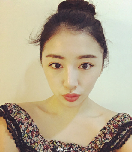 周捷邹凯合照羡煞网友 嘟嘴卖萌秀恩爱(图)(2)