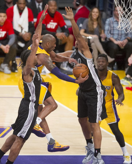 资料图:科比突破马刺防守.图片来源:新华网.新华社记者杨磊摄.