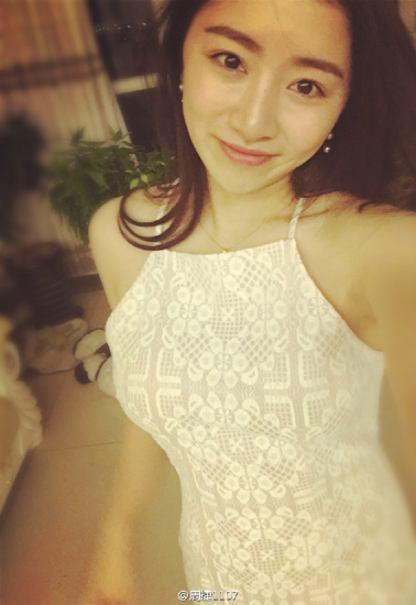 周捷晒新裙子大秀身材网友赞叹真是美爆图