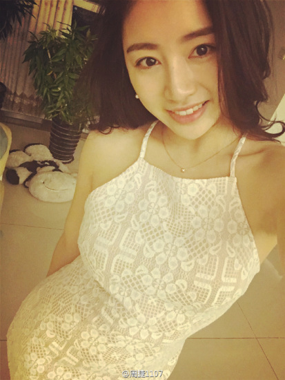 周捷晒新裙子大秀身材 网友赞叹:真是美爆(图)(2)
