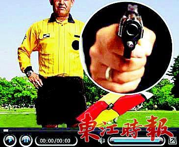 足坛疯狂裁判:单场发36张红牌对队员拳打脚踢