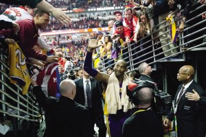 芝加哥谢幕战科比泪奔场上与加索尔深情拥抱