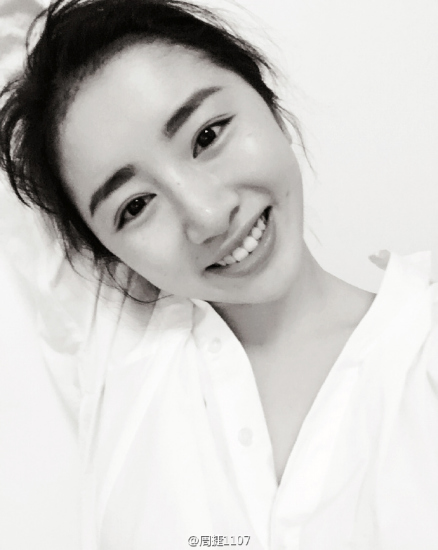 周捷晒照笑颜迷人网友大赞气质优雅得体图