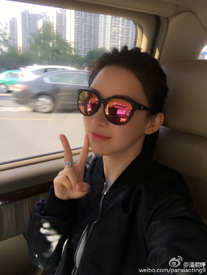 潘晓婷比剪刀手卖萌网友示爱:昨晚梦到你(图)