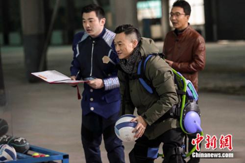 体操世界冠军杨威化身中国版“钢铁侠”