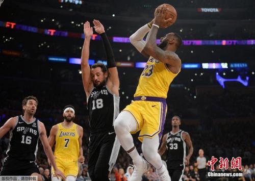 詹姆斯关键时刻两罚不中湖人负马刺开季3连败