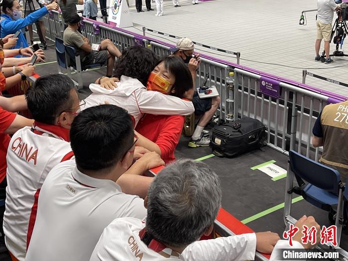 中国射击队赞姜冉馨庞伟夺金提气