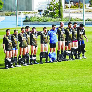 球员没饭吃无奈出绝招赛场集体脱裤讨薪图