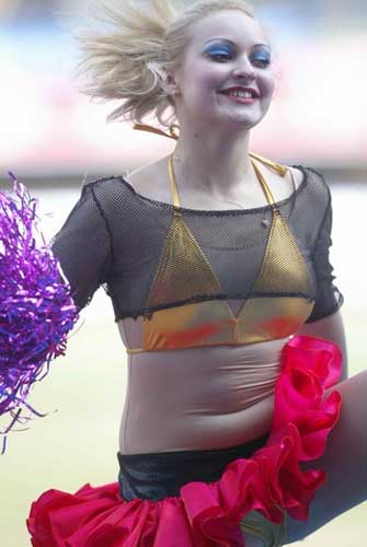 "洋妞"助阵中超开幕式 中国女孩不愿意沾边?