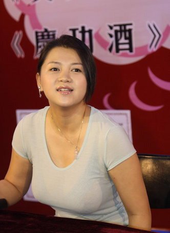 雪村娇妻低胸装秀身材 裸睡奥运宝贝人气旺(图)(2)