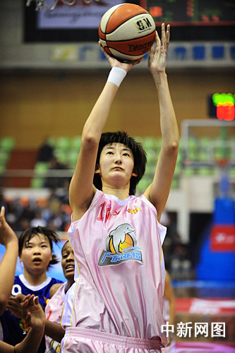 广东女篮"第一高度"魏伟在投篮.