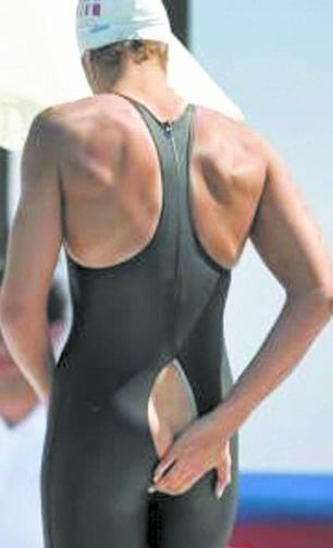 高级泳衣臀部当众裂开 意大利小将委屈落泪(图)