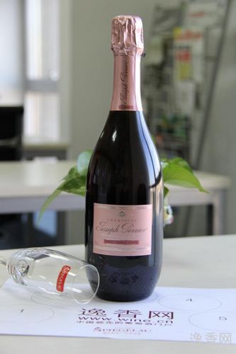 市场参考价:￥2280得分:83分天鹅湖酒庄天鹅公主半甜起泡葡萄酒 swan