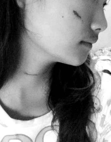 Ů�Ӿư��ſڱ�ΧŹǿ��������������Χ�ۣ�ͼ��