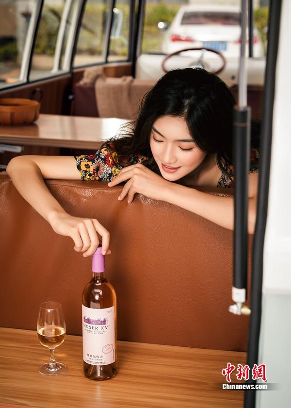 乔安娜·西蒙的夏日之选：张裕摩塞尔传奇赤霞珠干白