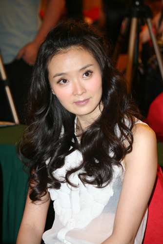 阔太王艳开豪车阔气拉风大秀黑色内衣图